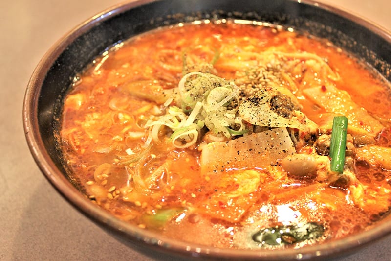 カルビラーメンは牛肉を長時間煮込んだコクのある牛だしスープを使用しています。
